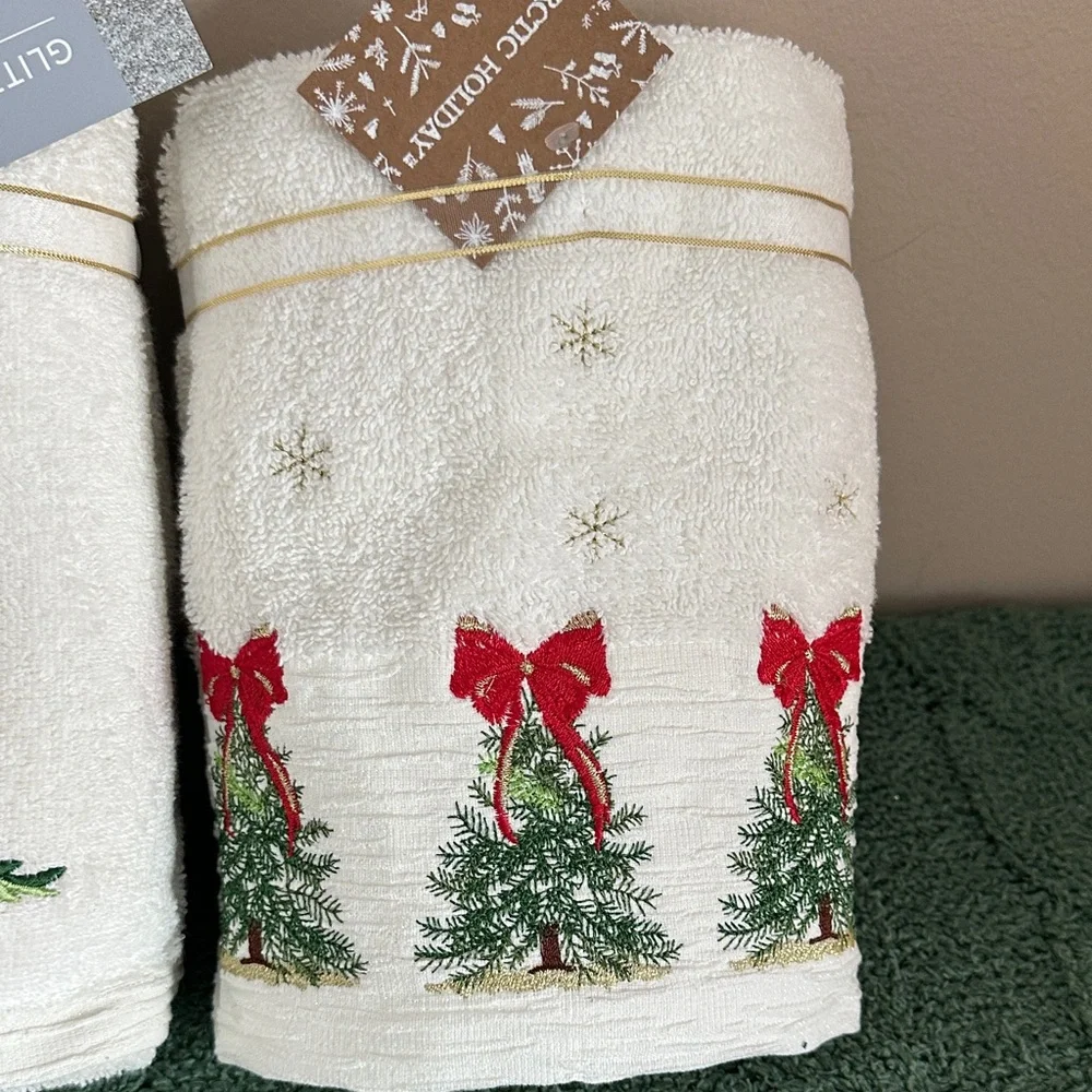 Glitz & Glimmer Festive Holiday Christmas Tree Hand Towels Red Bow NEW!